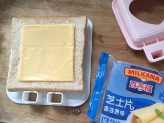 2、????早餐三明治,放一片芝士