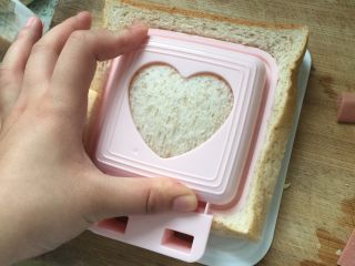 8、????早餐三明治,用模具盖上