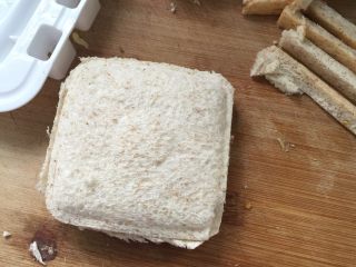 9、????早餐三明治,将边条切掉或者撕掉