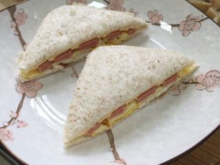 11、????早餐三明治,用微波炉加热即可