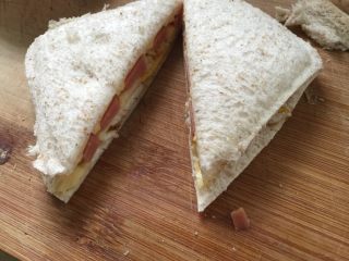 10、????早餐三明治,对半切