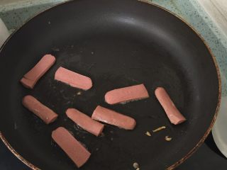12、????早餐三明治,鸡肉肠切片，用油煎一下，要不断翻面