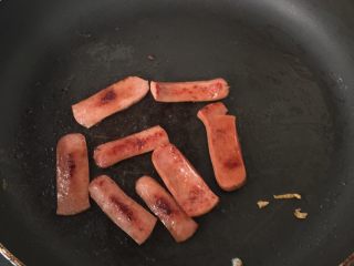 14、????早餐三明治,翻滚至鸡肉肠弯曲即可