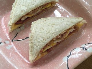 20、????早餐三明治,切开装盘