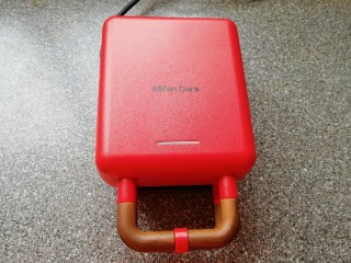 5、全麦蔬菜三明治,盖上盖子预热(指示灯灭了即预热完成)。