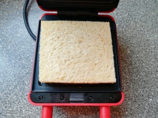 8、全麦蔬菜三明治,再放上另外一片吐司。