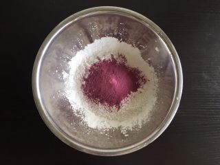 1、紫薯糯米糕,糯米粉中加入紫薯粉