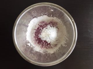 2、紫薯糯米糕,加入糖粉