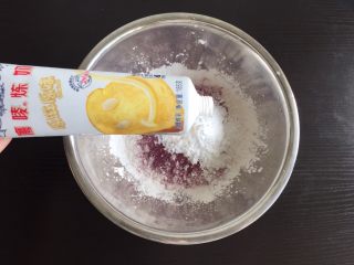 3、紫薯糯米糕,加入炼乳