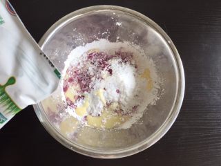 4、紫薯糯米糕,最后加入牛奶