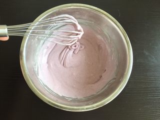 5、紫薯糯米糕,搅拌均匀至完全没有颗粒