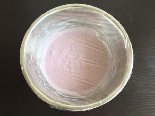 6、紫薯糯米糕,表面加盖保鲜膜