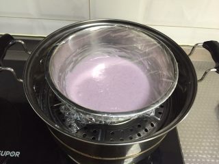 7、紫薯糯米糕,上锅蒸，开锅转小火蒸20分钟