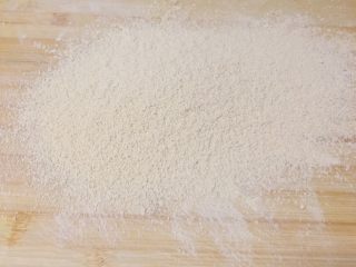 8、紫薯糯米糕,蒸的过程准备熟黄豆粉，过筛在案板上
