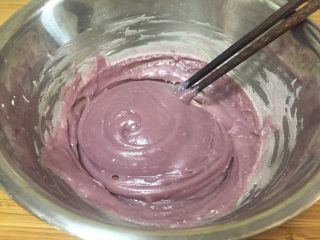 9、紫薯糯米糕,蒸熟的糯米趁热用筷子搅拌均匀