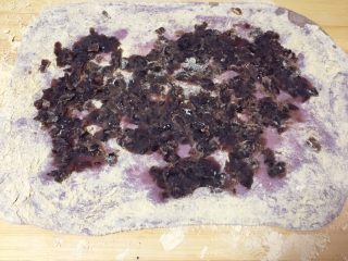 11、紫薯糯米糕,把红豆沙铺在表面，随意铺，因为太粘了所以我就铺成这样了，大家凑合看吧