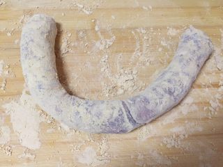 12、紫薯糯米糕,自下而上卷起