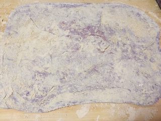 10、紫薯糯米糕,不烫手就放在豆粉上，擀平，这步要做好心里准备啊，糯米团可是很粘很粘的