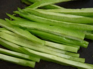 2、苦瓜饺子,苦瓜条状