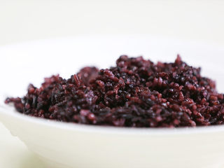 1、紫米米糊,将紫米跟大米淘洗干净，加水煮熟