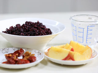 2、紫米米糊,苹果洗净 切块去核，红枣洗净 去核