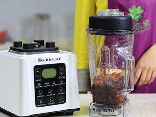 3、紫米米糊,将备好的食材一起置入调理杯中，盖紧杯盖