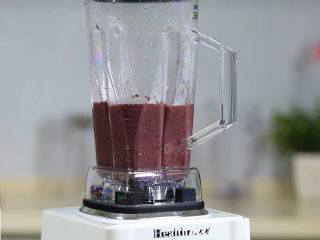 4、紫米米糊,启动电源，选择米糊键，搅打2分半钟即可。