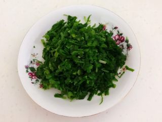 1、重庆红油抄手,香葱叶切成末