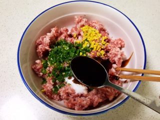 8、重庆红油抄手,加入生抽和料酒