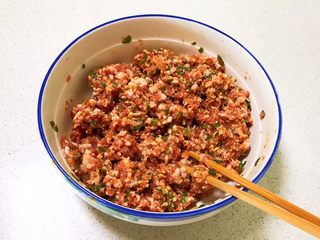 12、重庆红油抄手,顺着一个方向充分调匀,馅料做好了