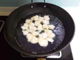 20、重庆红油抄手,锅里加入冷水烧开后加入抄手