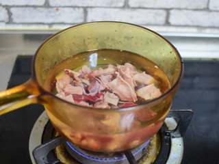 3、罗宋汤,牛肉块放凉水，加热，不要加锅盖