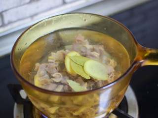 7、罗宋汤,加姜片和香叶，大火烧开，转小火继续煮一个小时