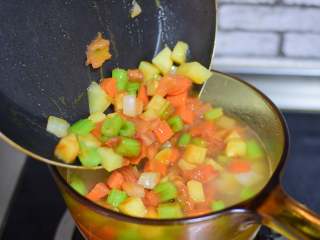 14、罗宋汤,倒在煮了一个小时的牛肉汤里