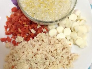 2、山药鸡肉粥  宝宝辅食8M+,把大米和小米混在一起，淘洗一下；再把煮熟的鸡肉切成小碎块（宝宝越小肉块越小哈），胡萝卜切成小粒、山药切小块