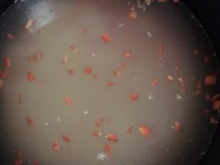 3、山药鸡肉粥  宝宝辅食8M+,所有食材放进煮锅，然后再倒进之前煮好的鸡胸肉汤