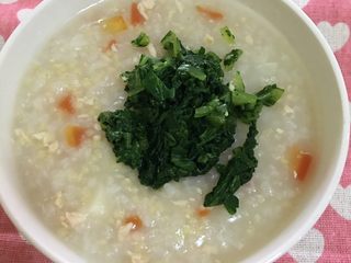 7、山药鸡肉粥  宝宝辅食8M+,最后将菜沫加入碗中就可以开吃了