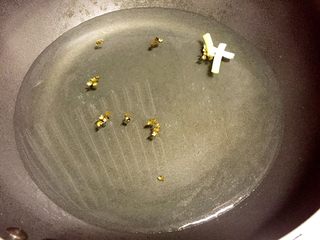 6、酸汤肥牛（番茄浓汤版）,锅里放入适量清水，加入几颗花椒，葱头、适量料酒煮开。