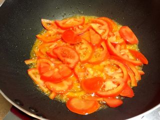 9、酸汤肥牛（番茄浓汤版）,倒入番茄炒至软烂。