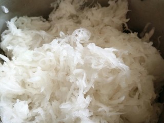 7、潮汕+广章,挤好后放入盆中