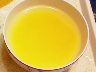 3、红豆小米粥,黄小米淘洗干净用清水浸泡一个小时。