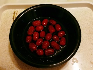 4、红豆小米粥,红枣清洗干净备用。
