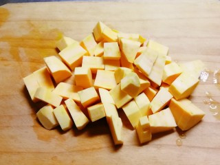 5、红豆小米粥,红薯去皮切丁。