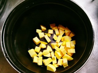 7、红豆小米粥,红薯块放入压力锅内胆里。