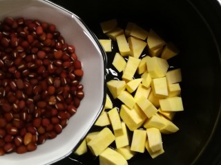 8、红豆小米粥,放入泡好的红豆。