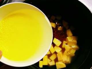 9、红豆小米粥,放入黄小米。