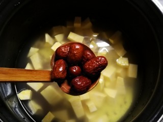 10、红豆小米粥,放入红枣。