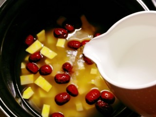 11、红豆小米粥,倒入足够量的清水。