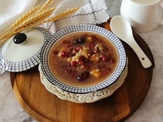 14、红豆小米粥,时间到 直接盛到碗里。