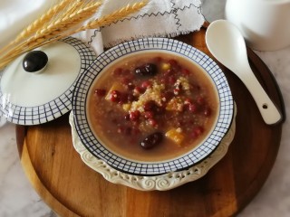15、红豆小米粥,香浓可口，趁热食用。